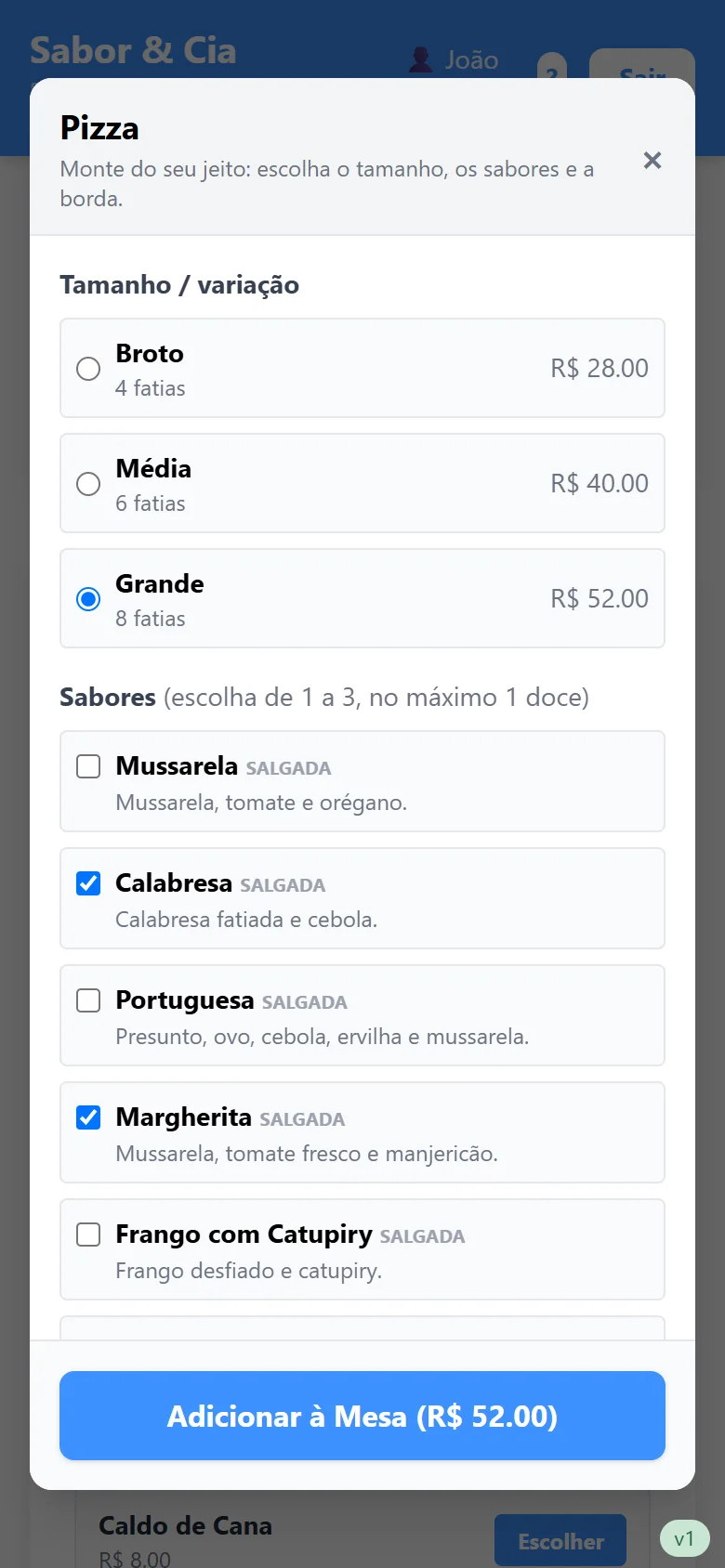 Garçom montando uma pizza grande com dois sabores direto na mesa